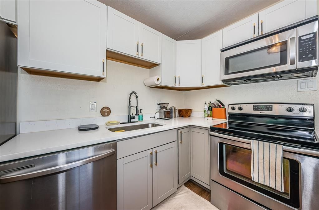 Active With Contract: $269,000 (2 beds, 1 baths, 724 Square Feet)