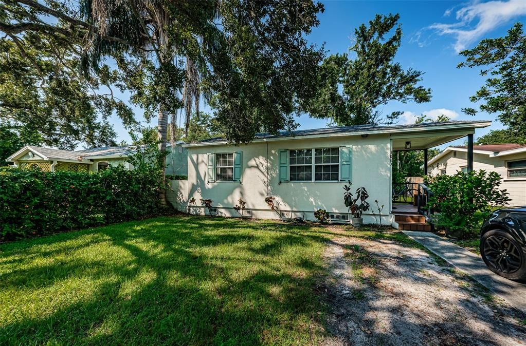Active With Contract: $269,000 (2 beds, 1 baths, 724 Square Feet)