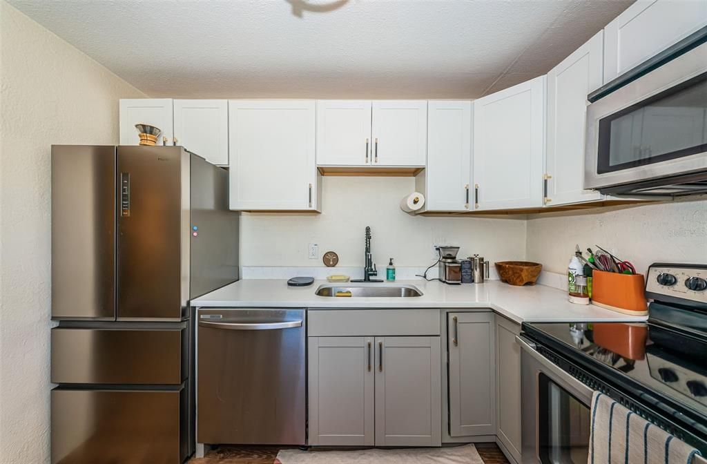 Active With Contract: $269,000 (2 beds, 1 baths, 724 Square Feet)