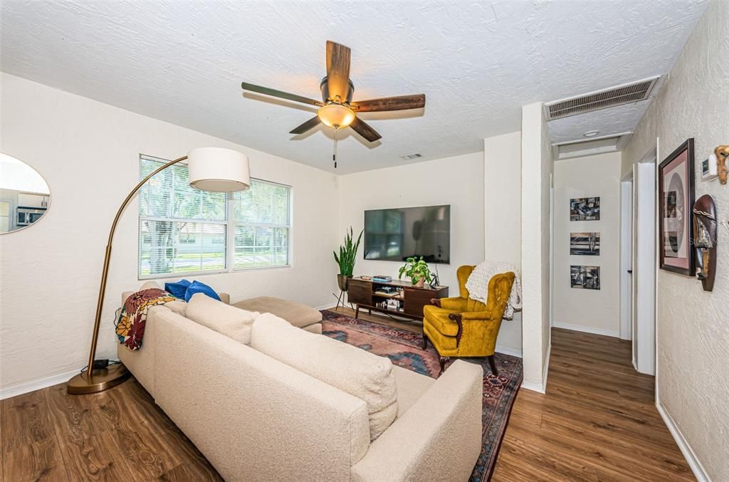 Active With Contract: $269,000 (2 beds, 1 baths, 724 Square Feet)