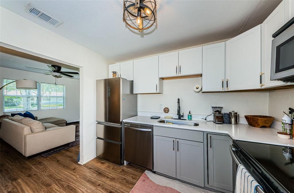 Active With Contract: $269,000 (2 beds, 1 baths, 724 Square Feet)