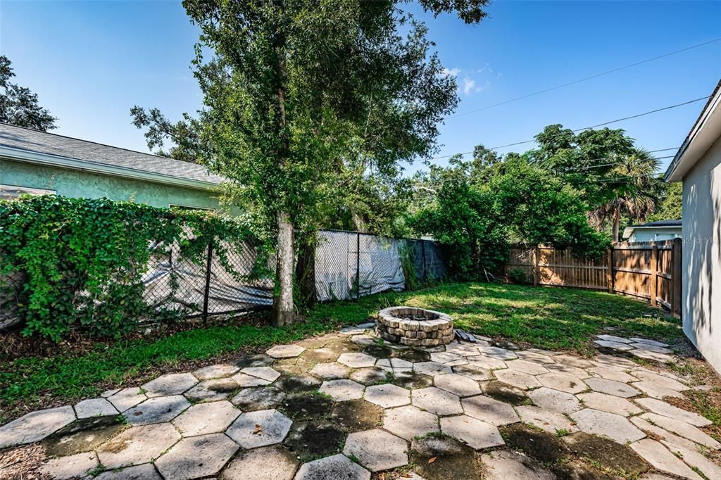 Active With Contract: $269,000 (2 beds, 1 baths, 724 Square Feet)