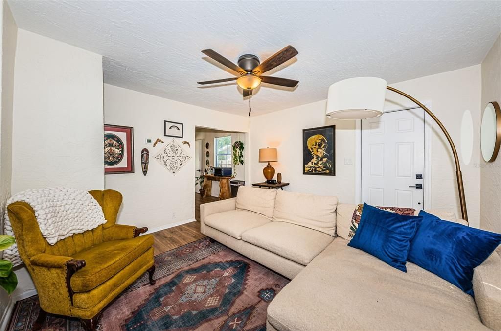 Active With Contract: $269,000 (2 beds, 1 baths, 724 Square Feet)