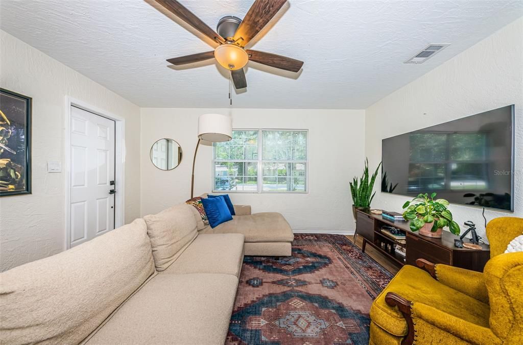 Active With Contract: $269,000 (2 beds, 1 baths, 724 Square Feet)