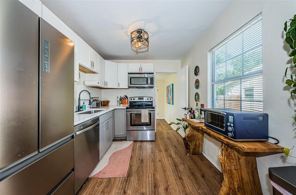 Active With Contract: $269,000 (2 beds, 1 baths, 724 Square Feet)