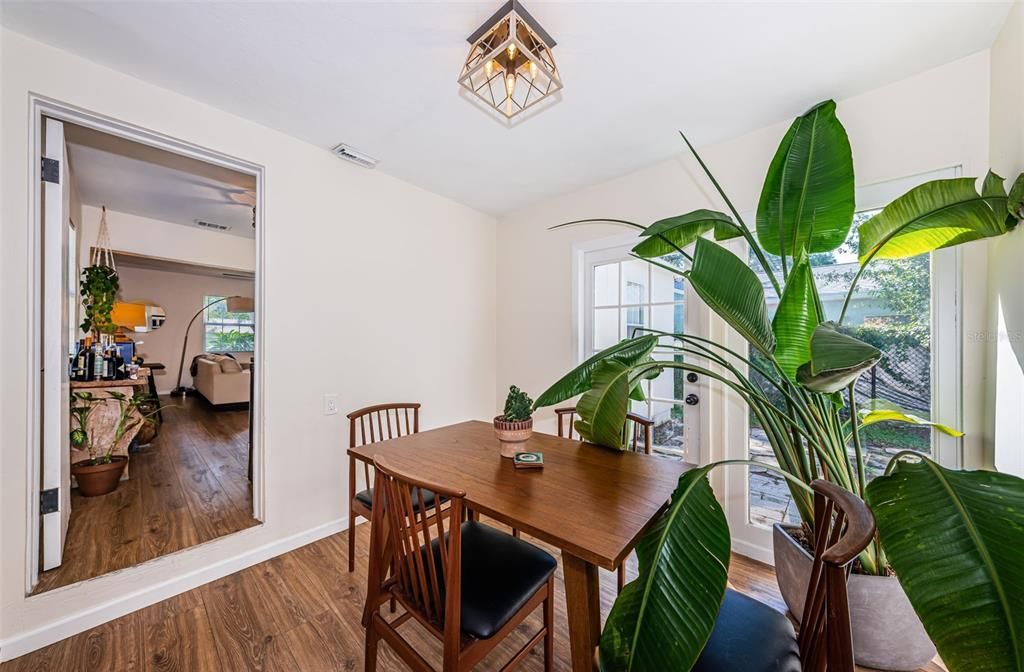 Active With Contract: $269,000 (2 beds, 1 baths, 724 Square Feet)