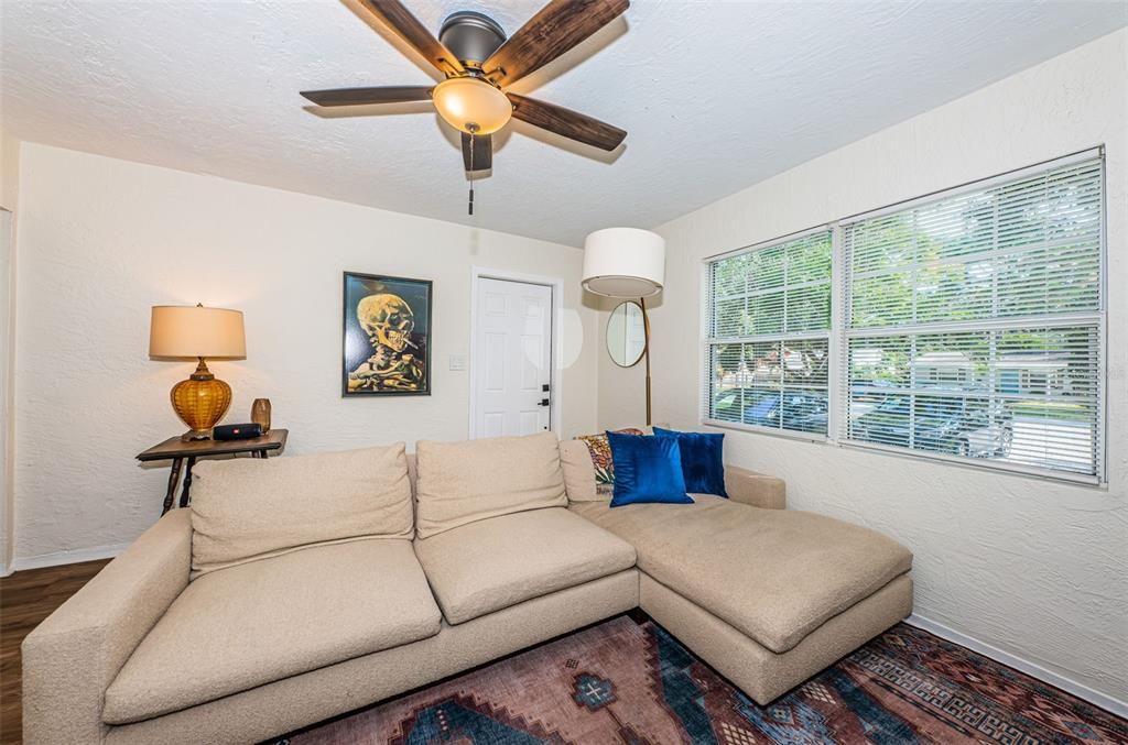 Active With Contract: $269,000 (2 beds, 1 baths, 724 Square Feet)