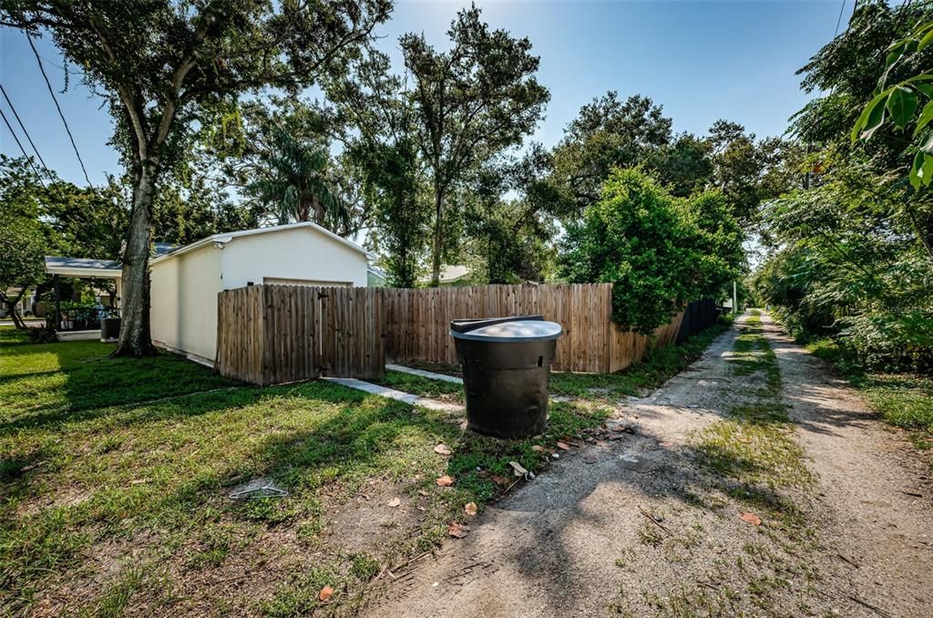 Active With Contract: $269,000 (2 beds, 1 baths, 724 Square Feet)