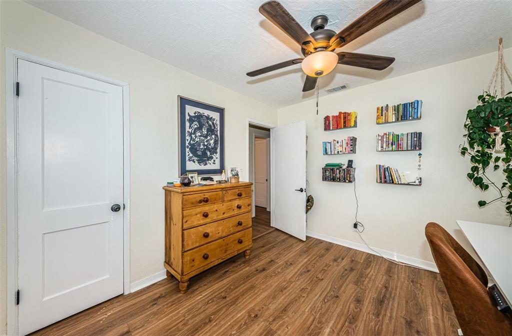 Active With Contract: $269,000 (2 beds, 1 baths, 724 Square Feet)