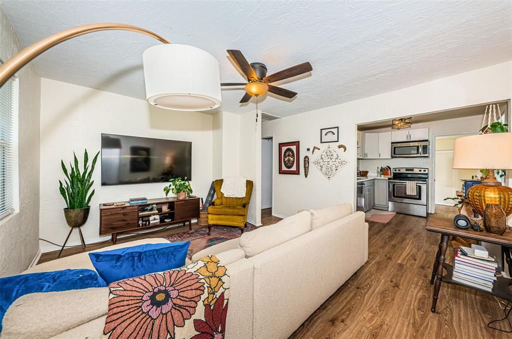 Active With Contract: $269,000 (2 beds, 1 baths, 724 Square Feet)