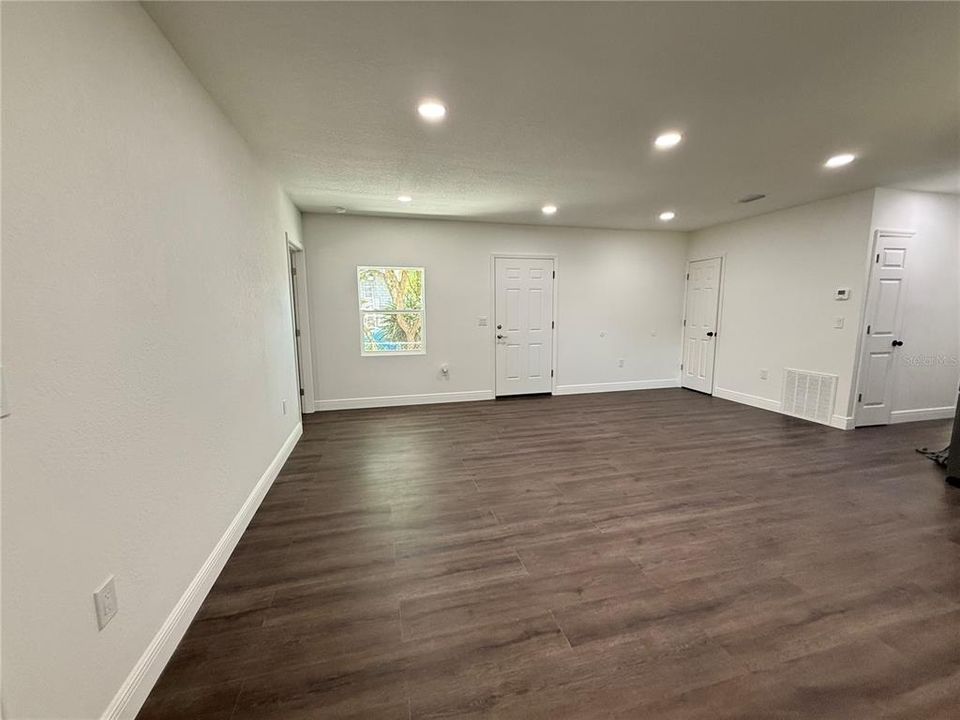 For Sale: $240,000 (3 beds, 2 baths, 1000 Square Feet)