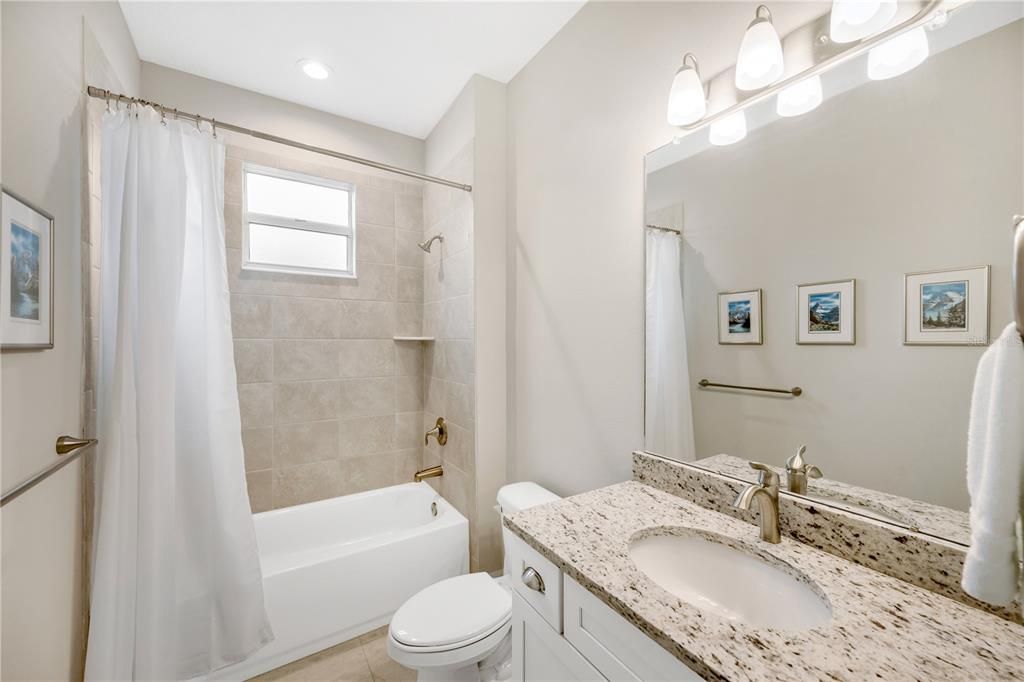Activo con contrato: $875,000 (4 camas, 3 baños, 3042 Pies cuadrados)