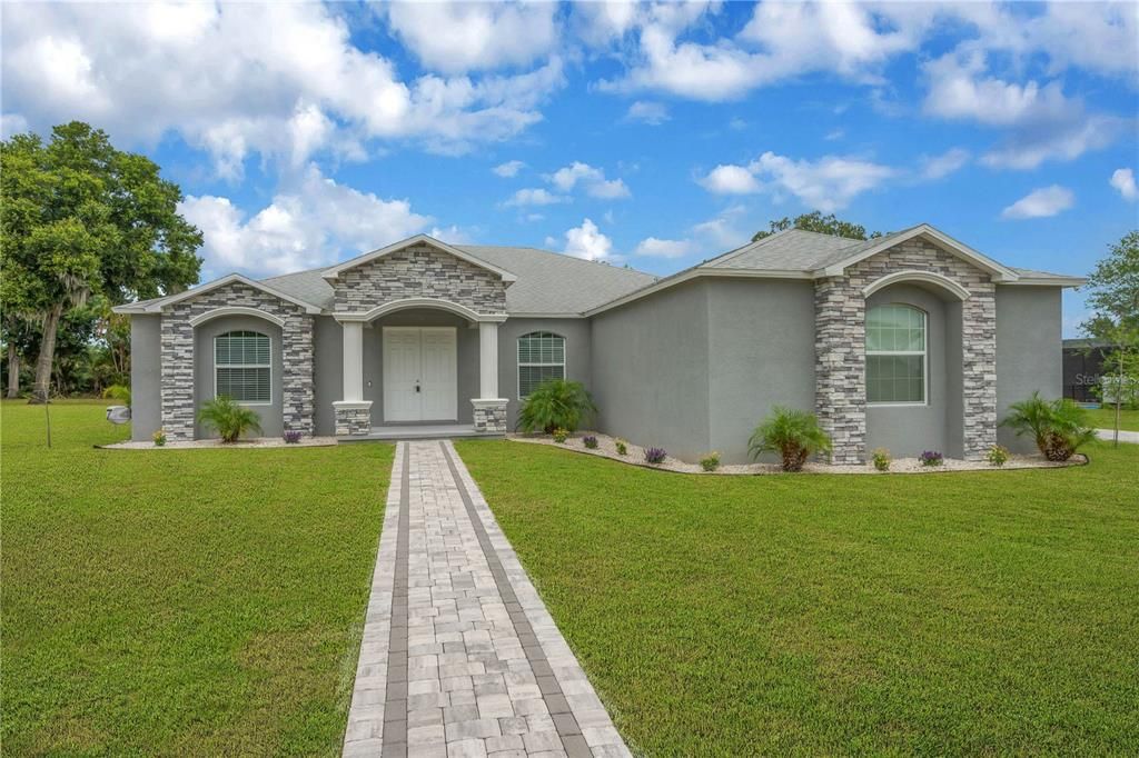 Activo con contrato: $875,000 (4 camas, 3 baños, 3042 Pies cuadrados)