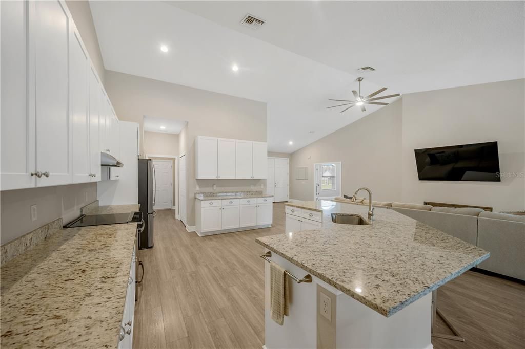 Activo con contrato: $875,000 (4 camas, 3 baños, 3042 Pies cuadrados)