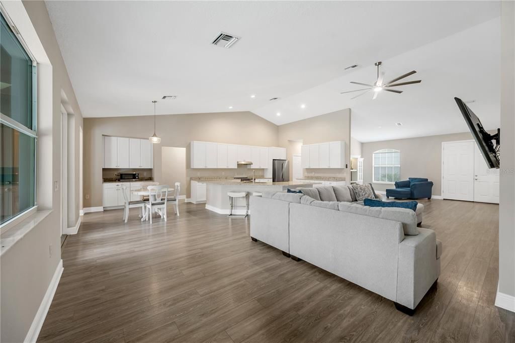 Activo con contrato: $875,000 (4 camas, 3 baños, 3042 Pies cuadrados)