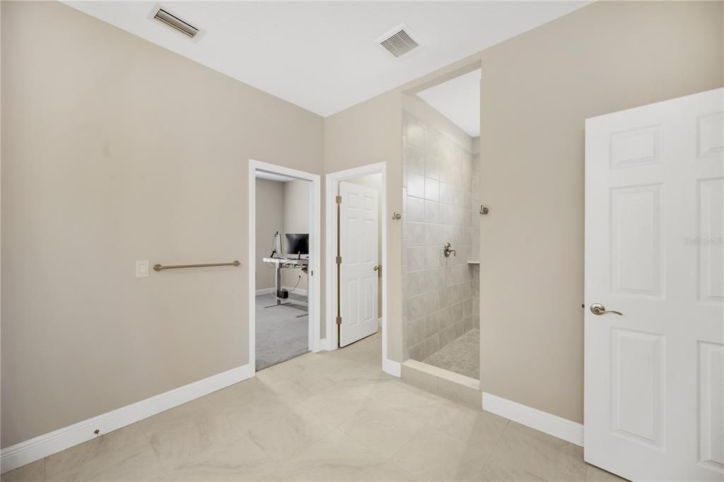 Activo con contrato: $875,000 (4 camas, 3 baños, 3042 Pies cuadrados)