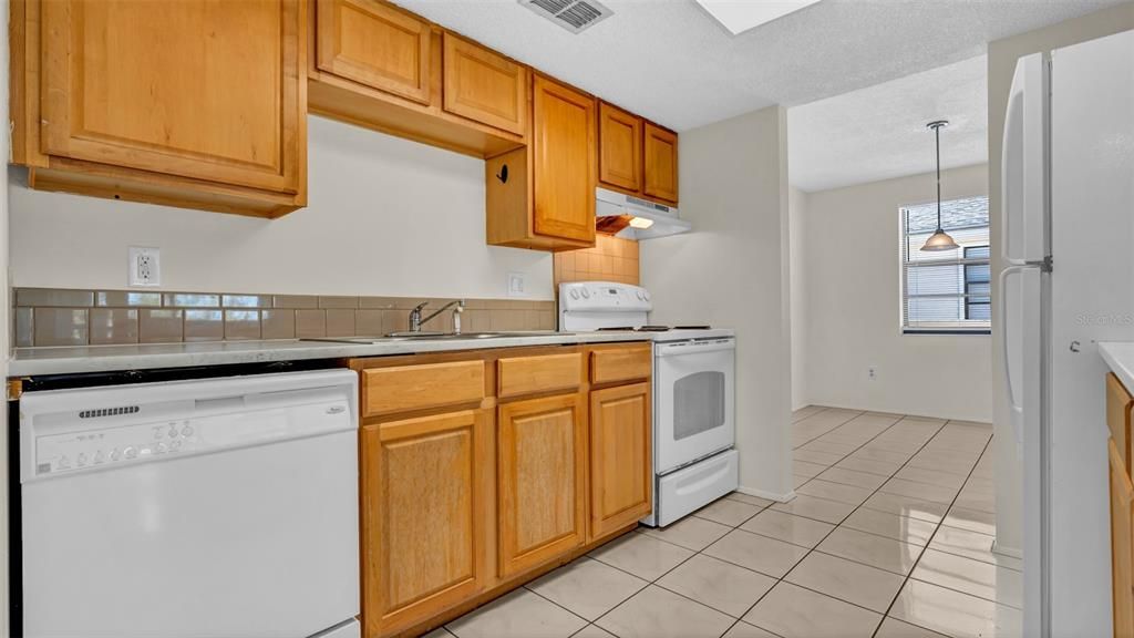 For Rent: $1,450 (2 beds, 2 baths, 915 Square Feet)