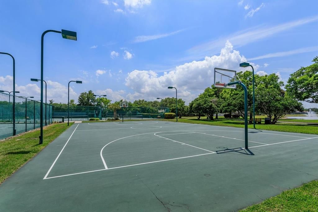 Activo con contrato: $550,000 (3 camas, 2 baños, 1718 Pies cuadrados)