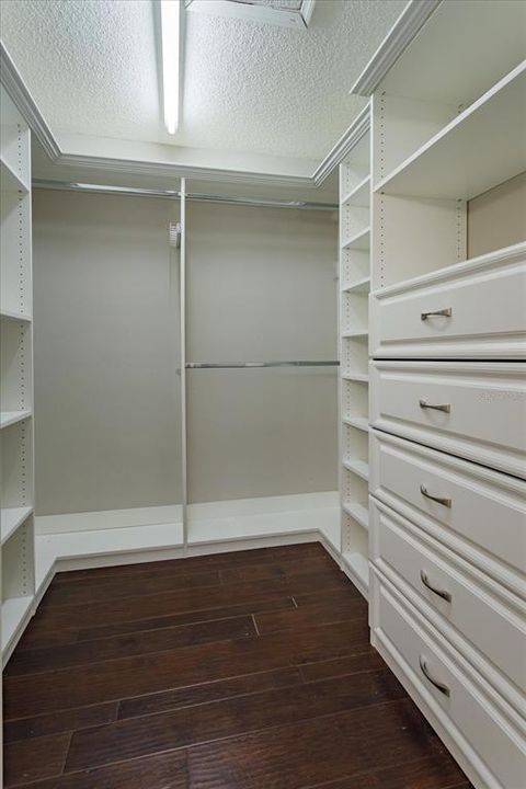 Activo con contrato: $550,000 (3 camas, 2 baños, 1718 Pies cuadrados)