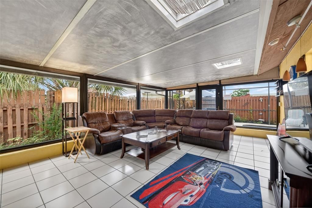 En Venta: $320,000 (2 camas, 2 baños, 1417 Pies cuadrados)