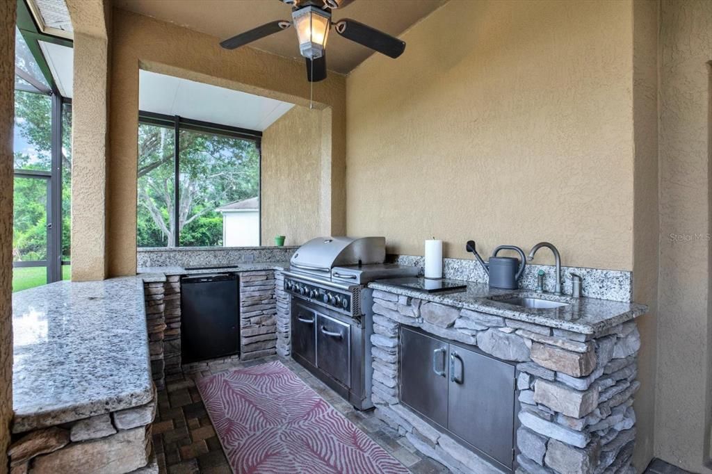 Activo con contrato: $749,900 (5 camas, 3 baños, 4063 Pies cuadrados)