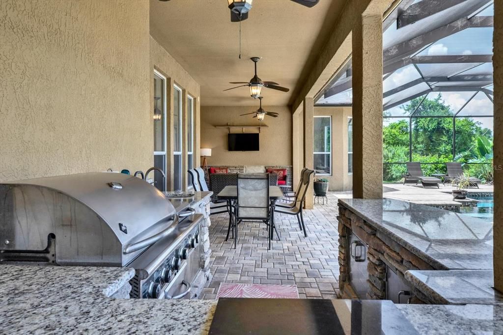 Activo con contrato: $749,900 (5 camas, 3 baños, 4063 Pies cuadrados)