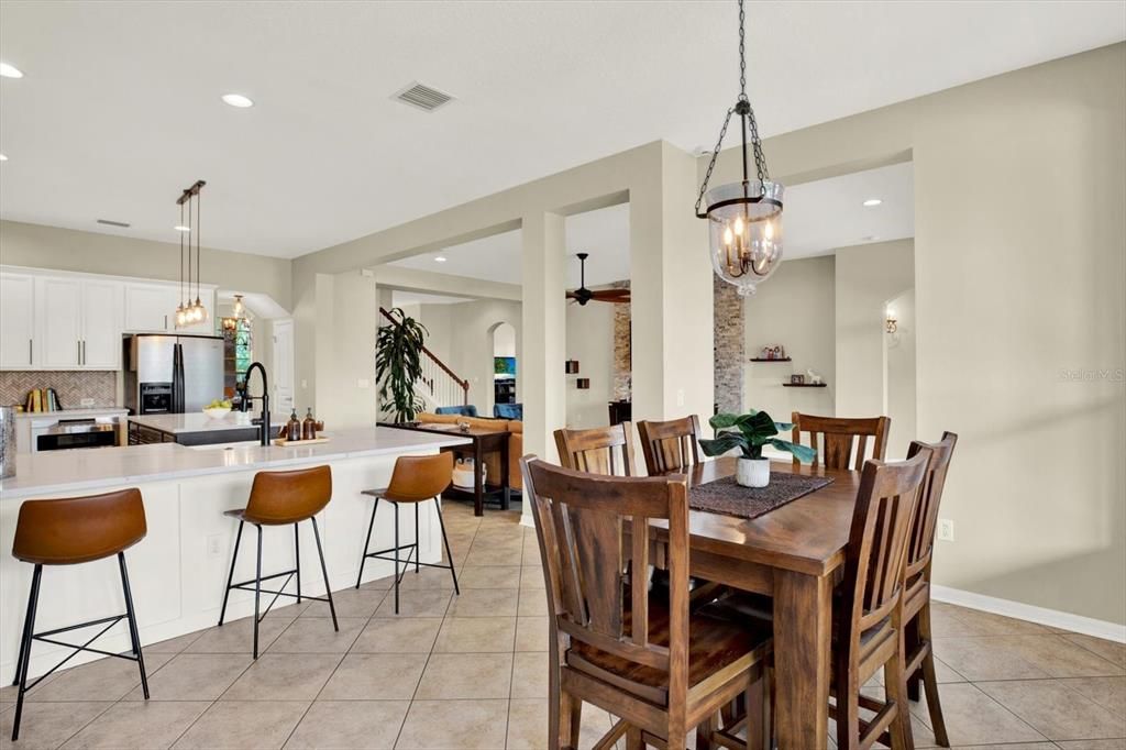 Activo con contrato: $749,900 (5 camas, 3 baños, 4063 Pies cuadrados)