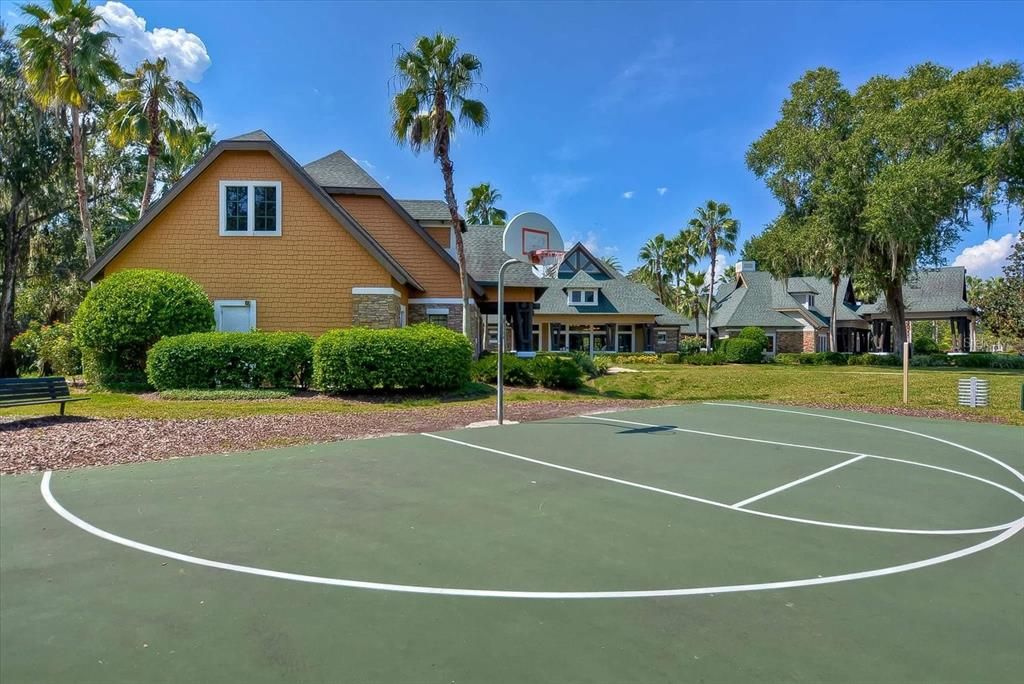Activo con contrato: $749,900 (5 camas, 3 baños, 4063 Pies cuadrados)