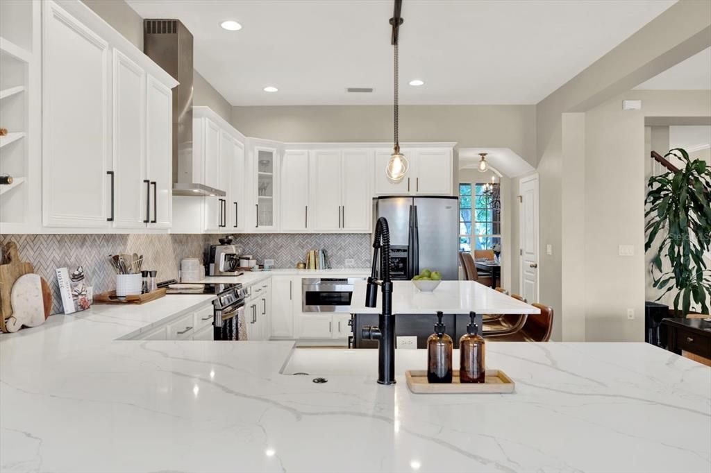 Activo con contrato: $749,900 (5 camas, 3 baños, 4063 Pies cuadrados)