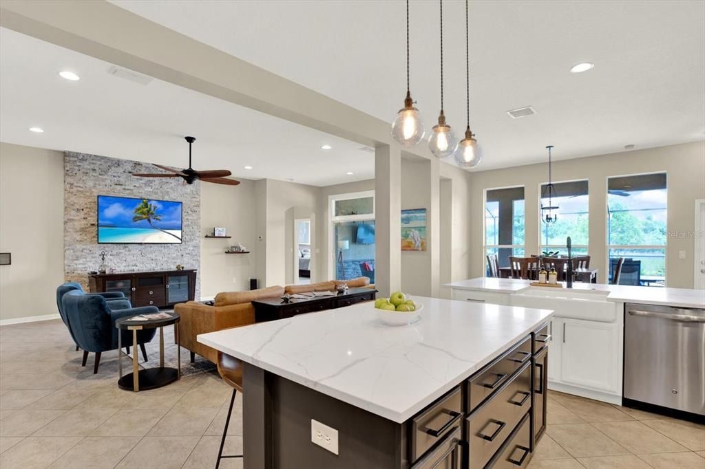 Activo con contrato: $749,900 (5 camas, 3 baños, 4063 Pies cuadrados)