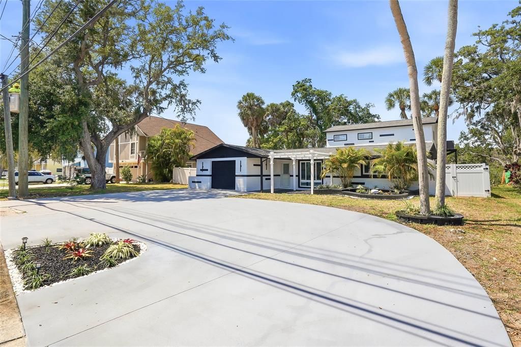 For Sale: $559,900 (4 beds, 3 baths, 2308 Square Feet)
