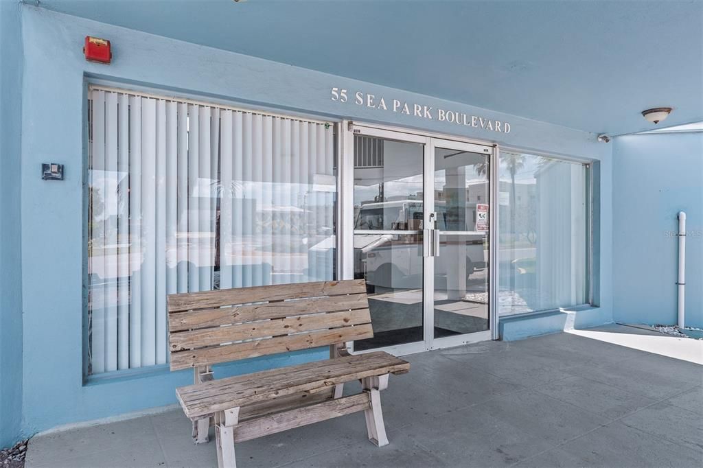 For Sale: $205,000 (1 beds, 1 baths, 614 Square Feet)