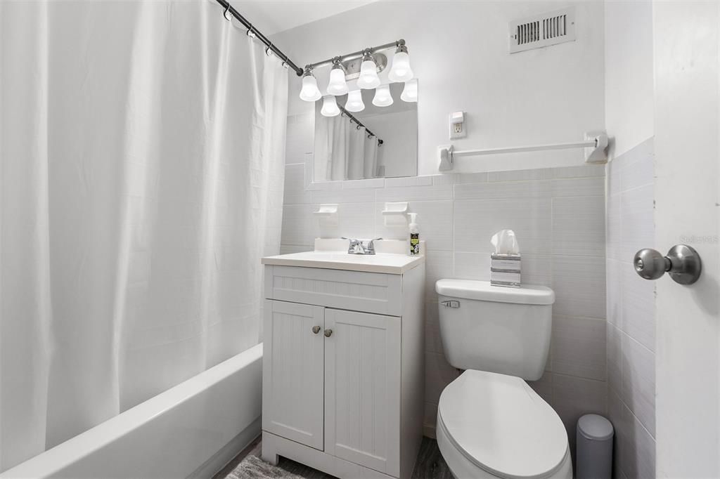 For Sale: $205,000 (1 beds, 1 baths, 614 Square Feet)