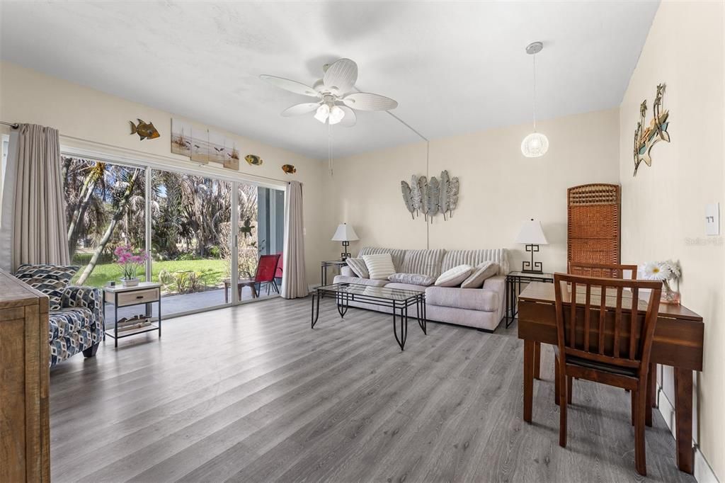 For Sale: $205,000 (1 beds, 1 baths, 614 Square Feet)