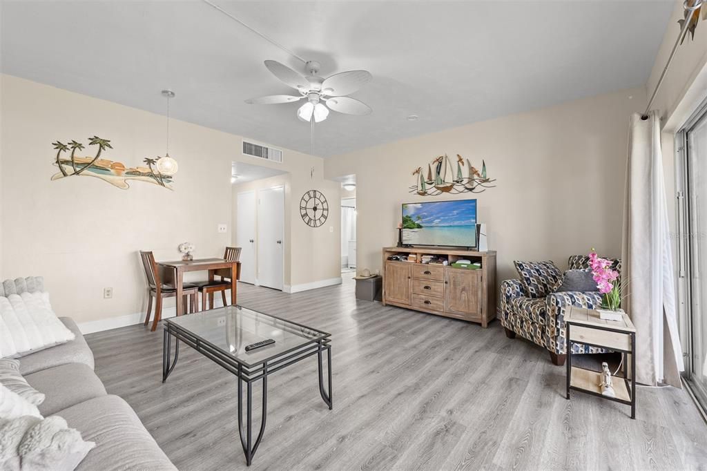 For Sale: $205,000 (1 beds, 1 baths, 614 Square Feet)