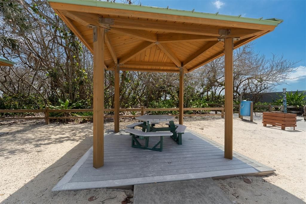 For Sale: $205,000 (1 beds, 1 baths, 614 Square Feet)