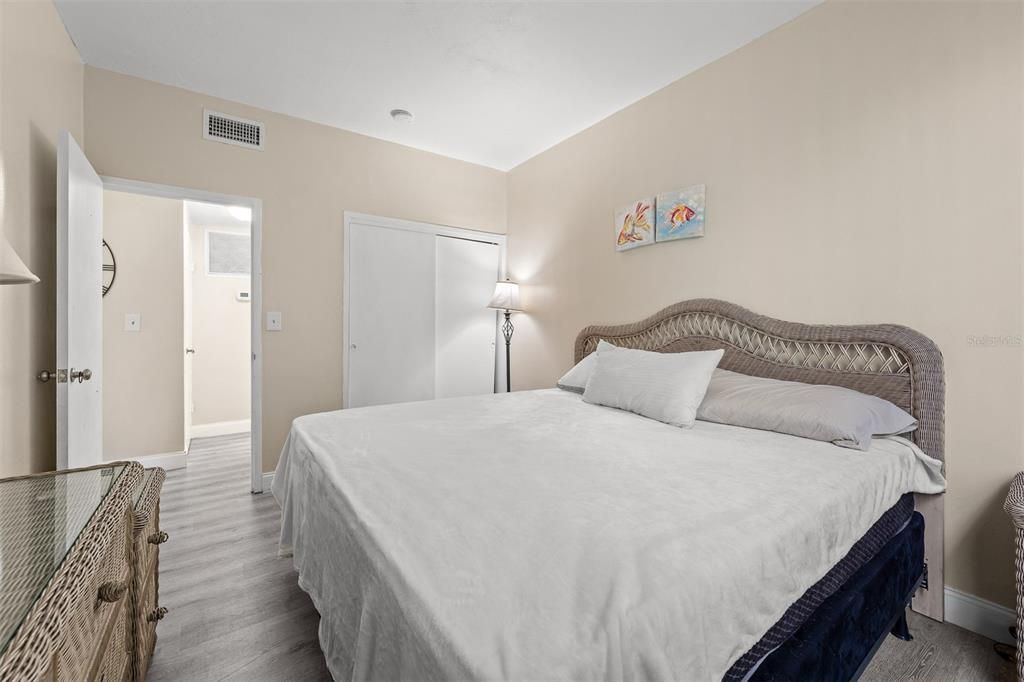 For Sale: $205,000 (1 beds, 1 baths, 614 Square Feet)