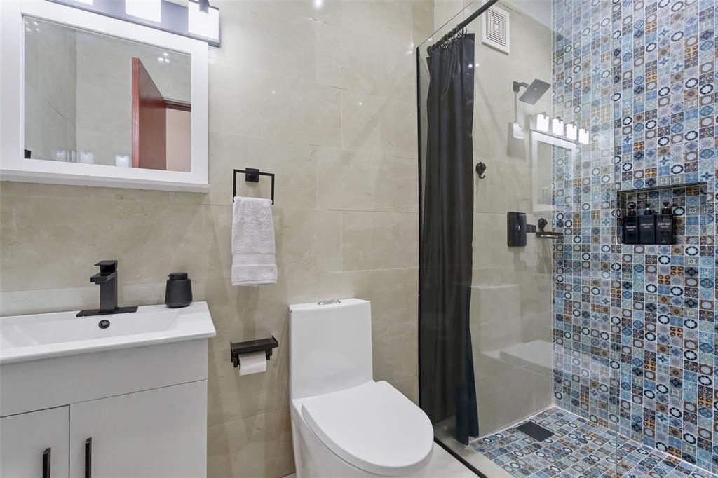 Active With Contract: $495,000 (2 beds, 1 baths, 817 Square Feet)