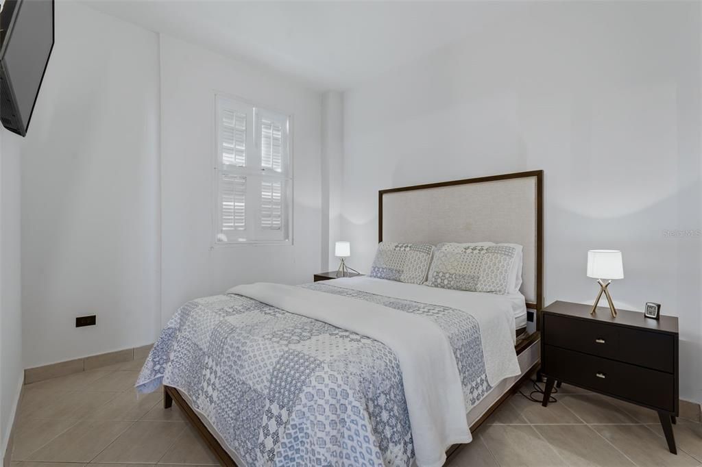 Active With Contract: $495,000 (2 beds, 1 baths, 817 Square Feet)