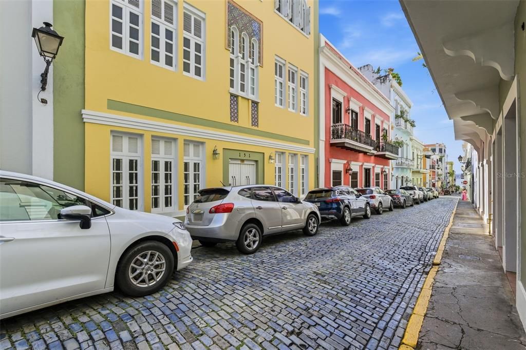Active With Contract: $495,000 (2 beds, 1 baths, 817 Square Feet)