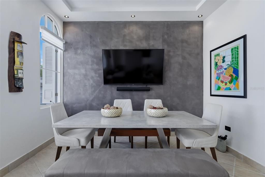 Active With Contract: $495,000 (2 beds, 1 baths, 817 Square Feet)
