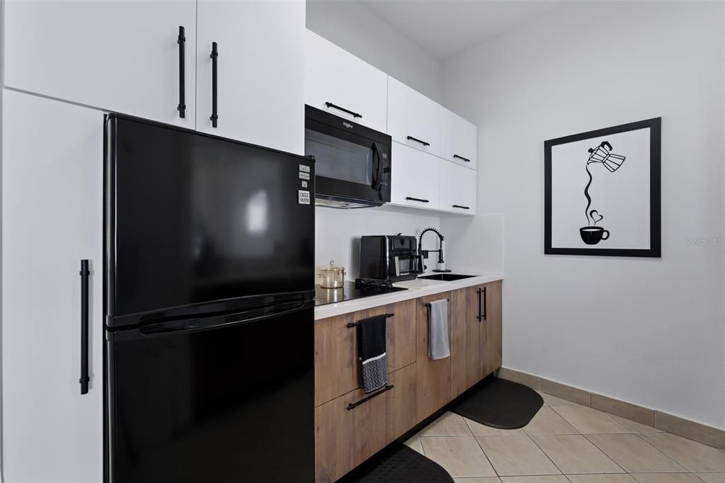 Active With Contract: $495,000 (2 beds, 1 baths, 817 Square Feet)