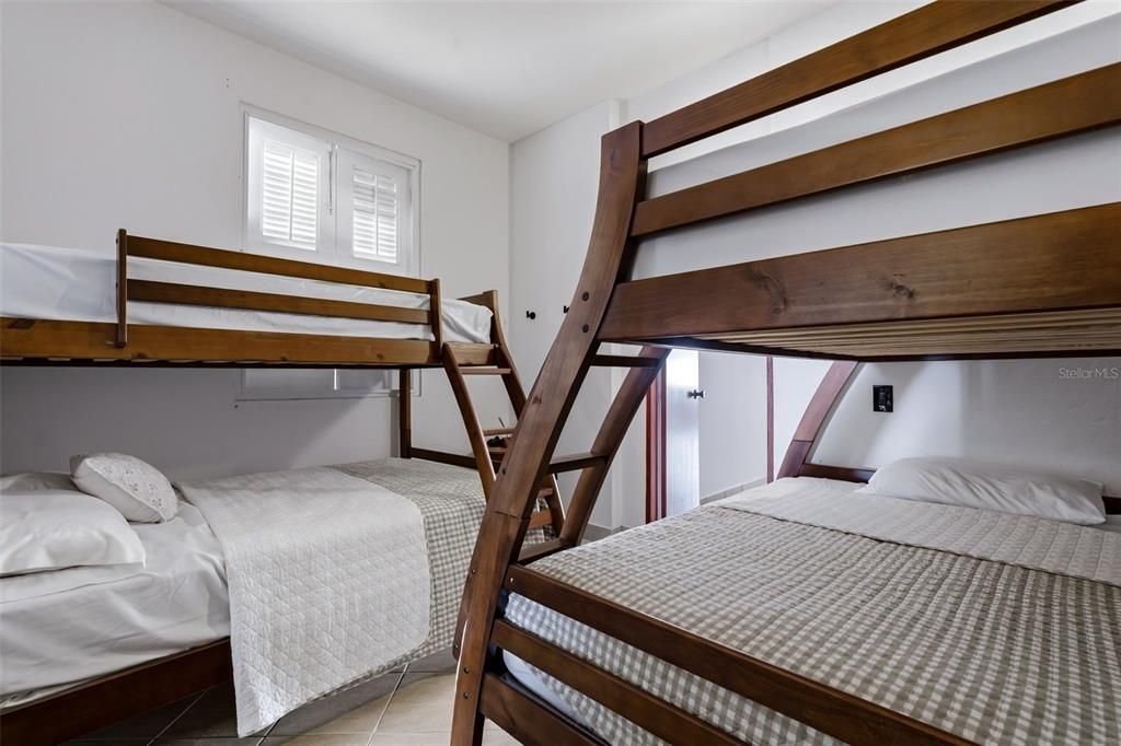 Active With Contract: $495,000 (2 beds, 1 baths, 817 Square Feet)