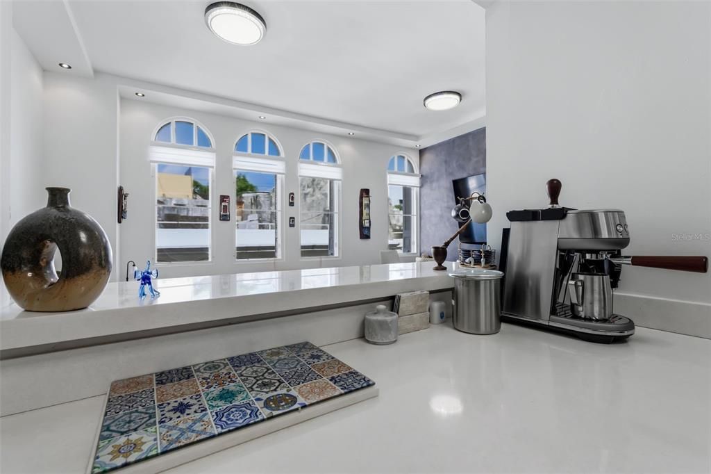 Active With Contract: $495,000 (2 beds, 1 baths, 817 Square Feet)