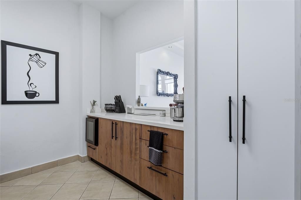 Active With Contract: $495,000 (2 beds, 1 baths, 817 Square Feet)