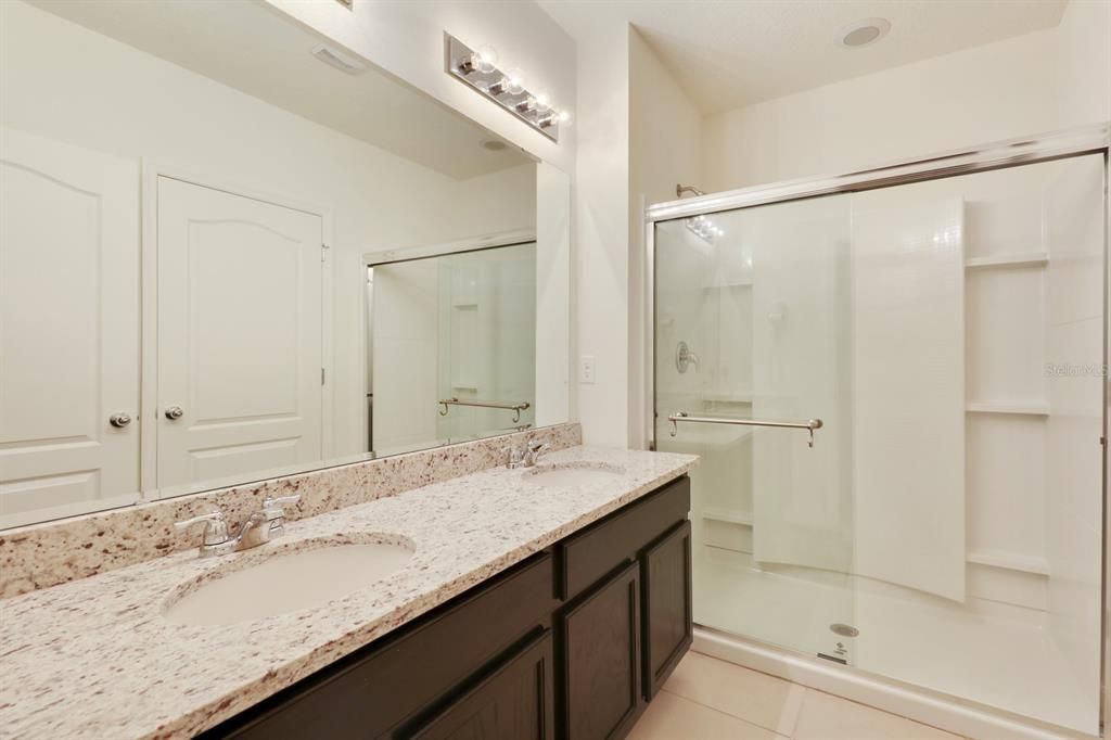Activo con contrato: $515,000 (6 camas, 5 baños, 3270 Pies cuadrados)