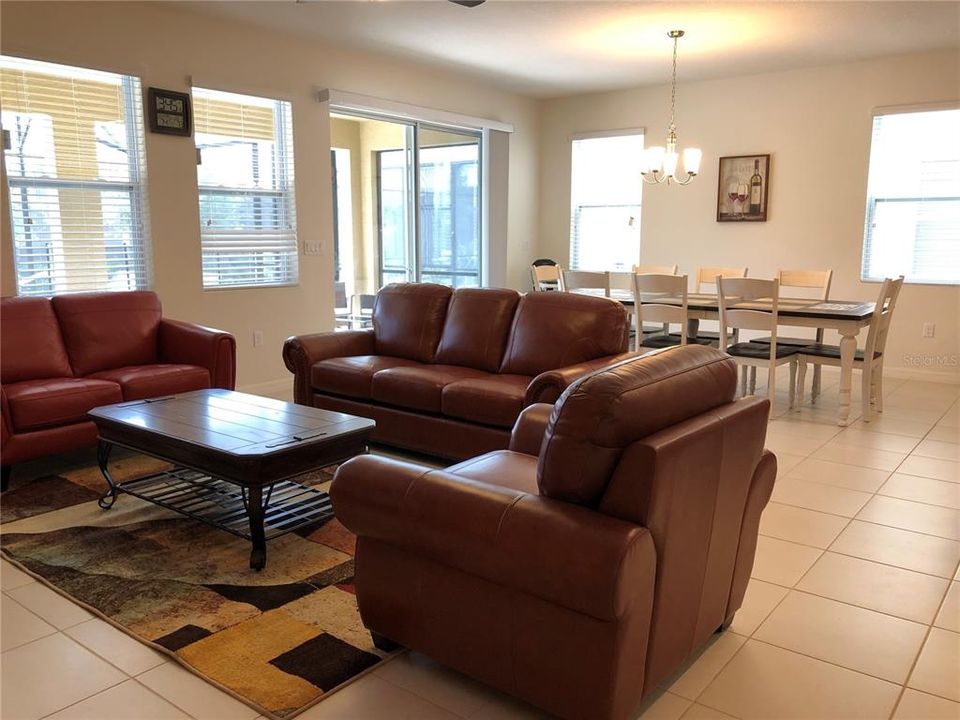 Activo con contrato: $515,000 (6 camas, 5 baños, 3270 Pies cuadrados)