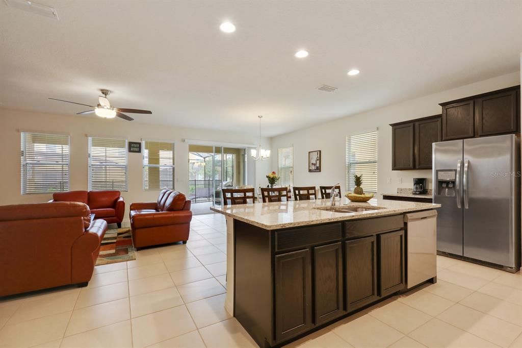 Activo con contrato: $515,000 (6 camas, 5 baños, 3270 Pies cuadrados)