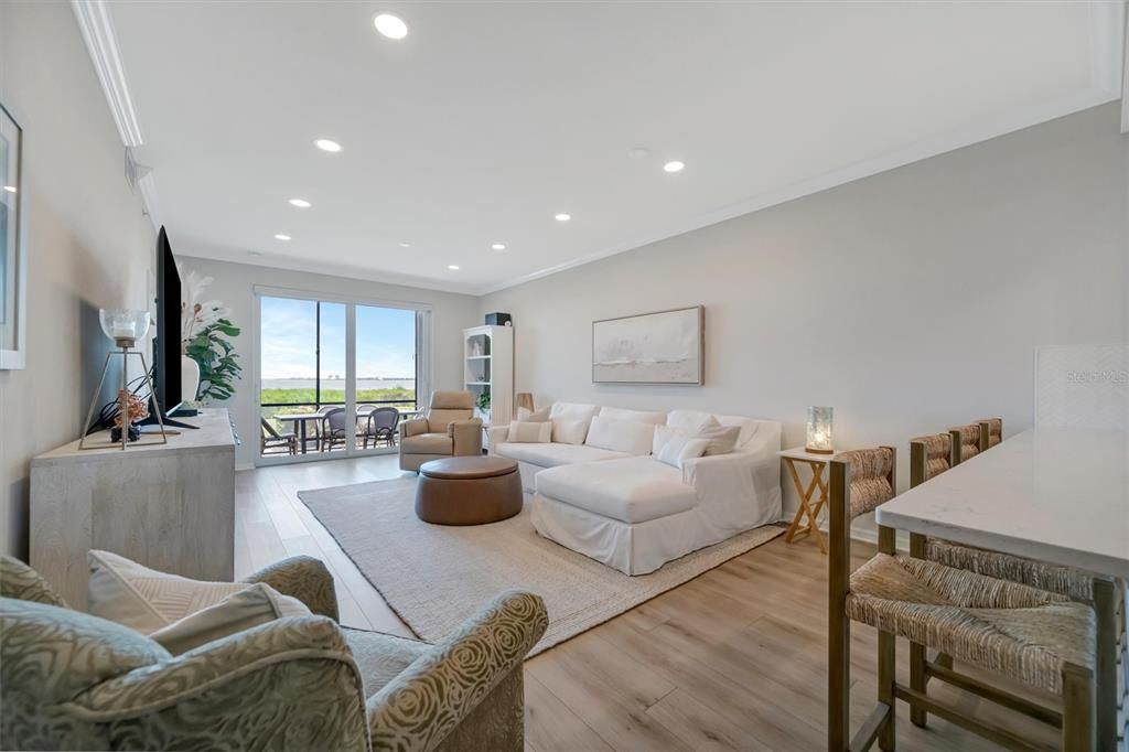 For Sale: $399,999 (2 beds, 2 baths, 1194 Square Feet)