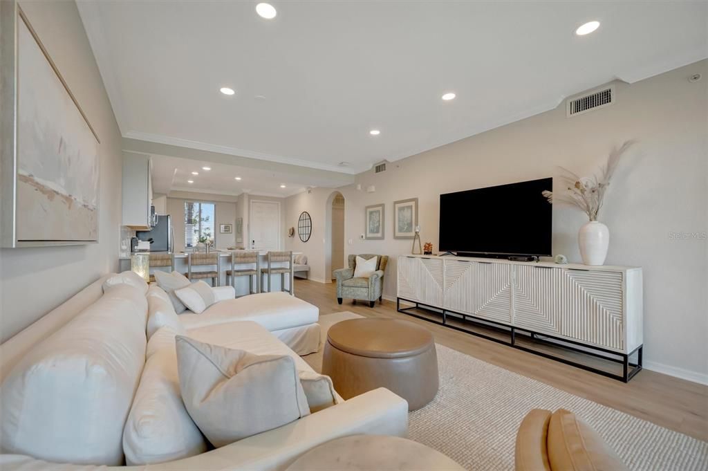 For Sale: $399,999 (2 beds, 2 baths, 1194 Square Feet)